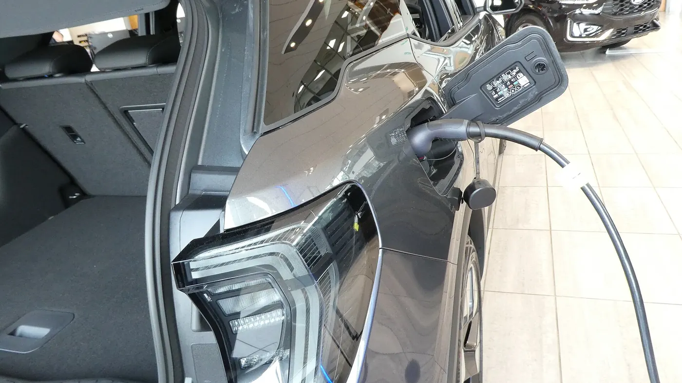 Connecteur Type 2 branché sur la prise d'un véhicule